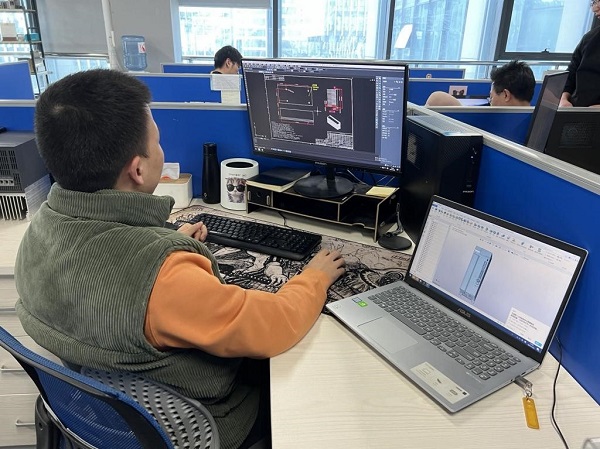 图：禾川科技工程师使用ag8ag8集团产品在设计绘图