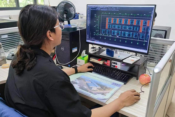 设计师使用ag8ag8集团CAD进行研发设计
